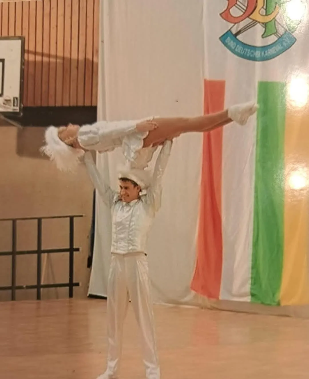 Früher Akrobatikmoment im karnevalistischen Tanzsport